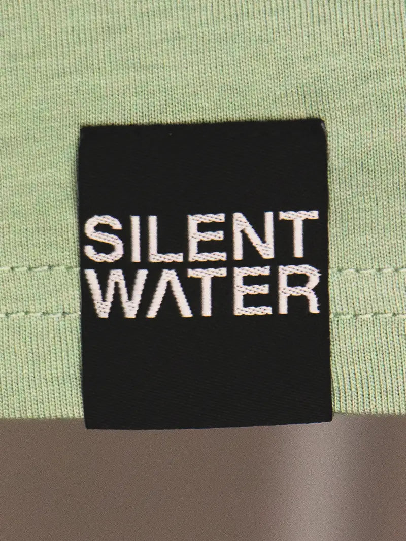 schwarzer Badge auf grünem T-Shirt