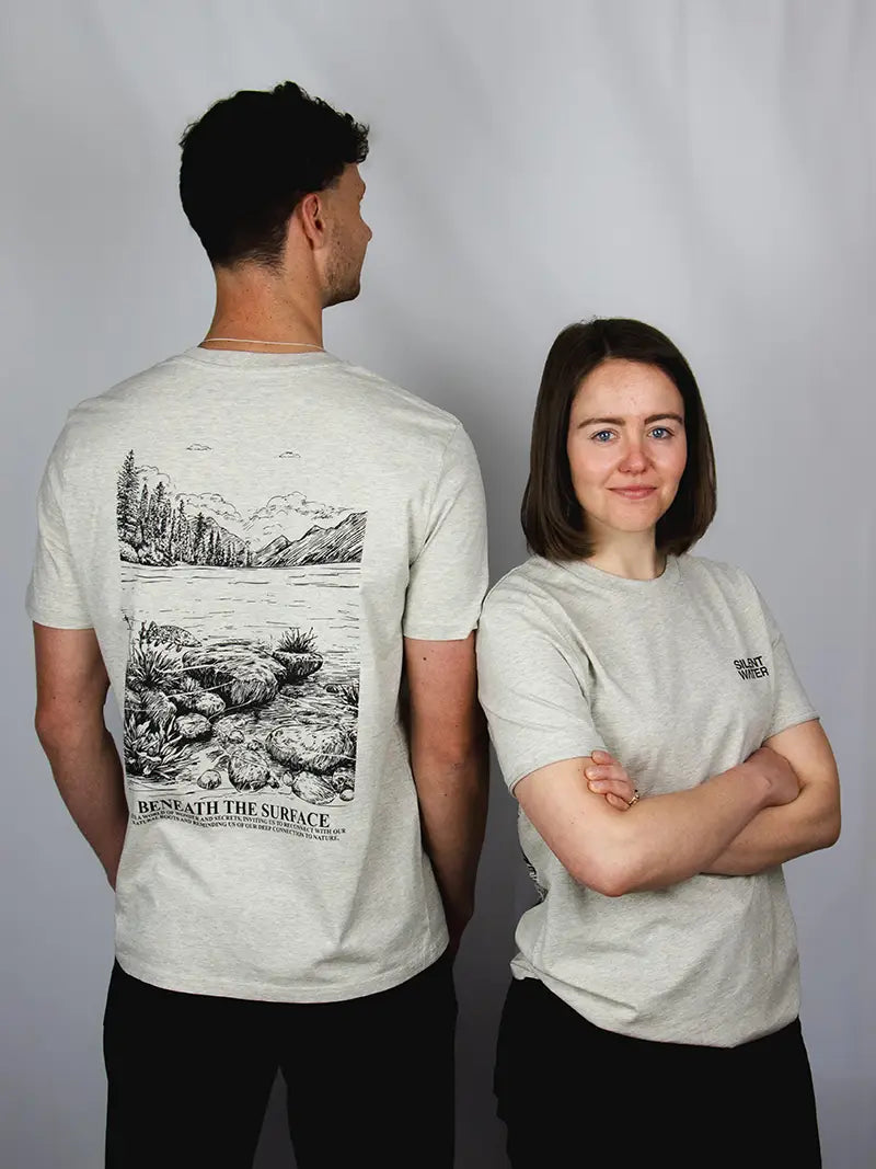 Mann und Frau mit beigen T-Shirts posieren vor der Kamera