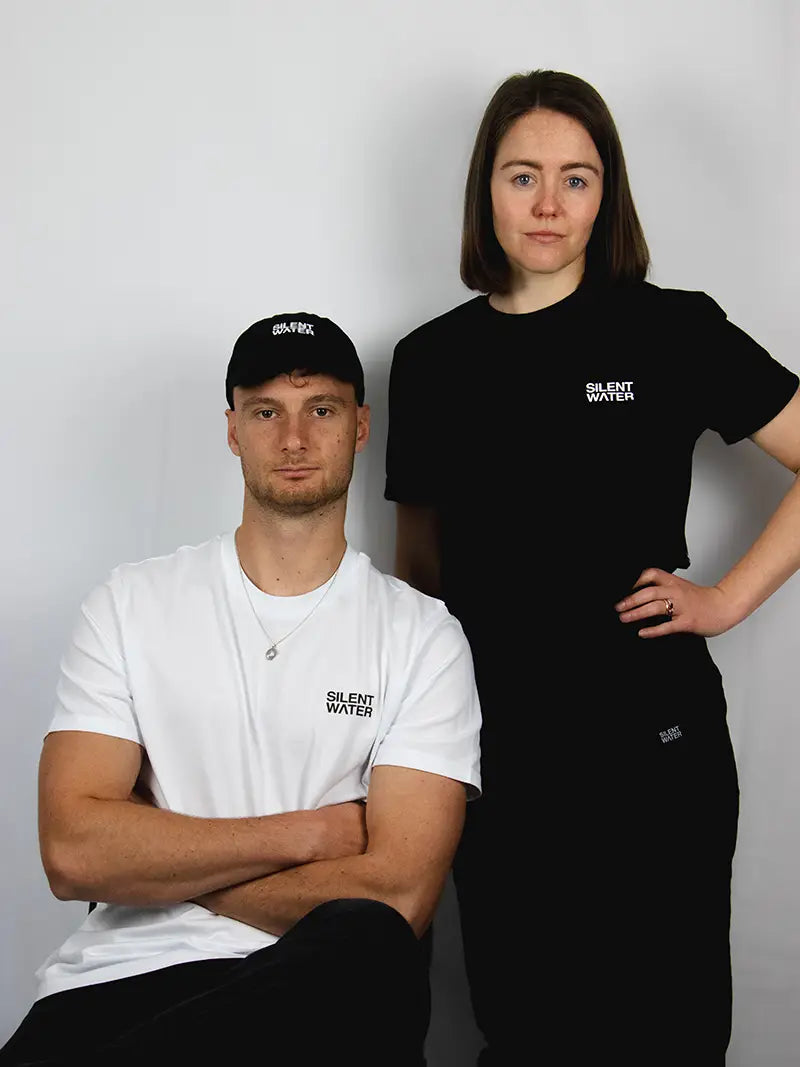 Mann und Frau mit Silent Water T-Shirt