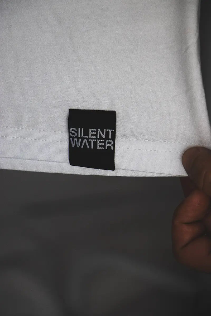 schwarzer Badge auf weißem T-Shirt