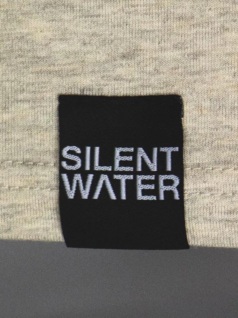 schwarzer Badge auf beigen T-Shirt