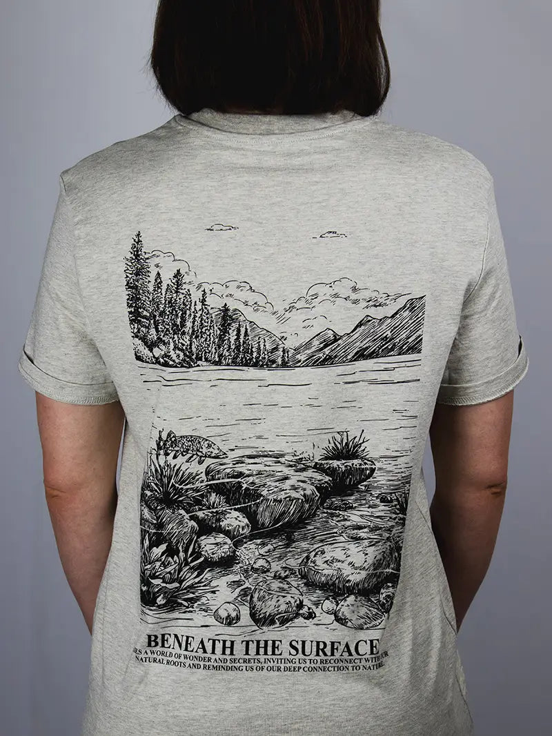 Frau mit beigen T-Shirt und Hecht Design