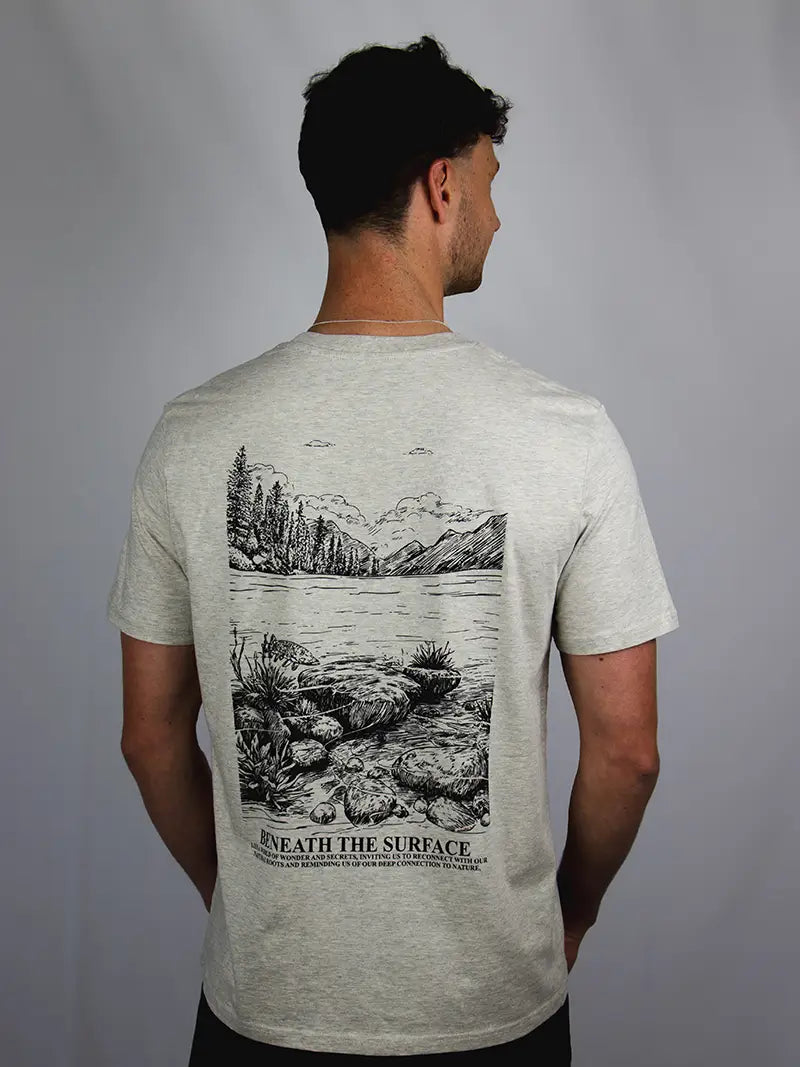 Mann mit beigen T-Shirt von hinten und Hecht Design