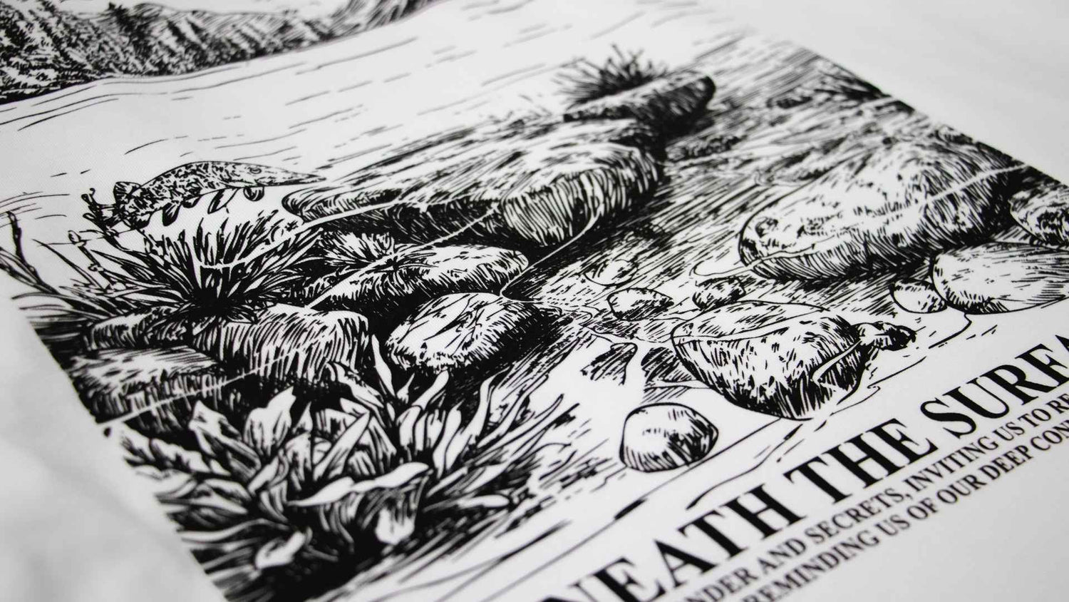 Nahaufnahme T-Shirt Design mit Fisch und Bergen