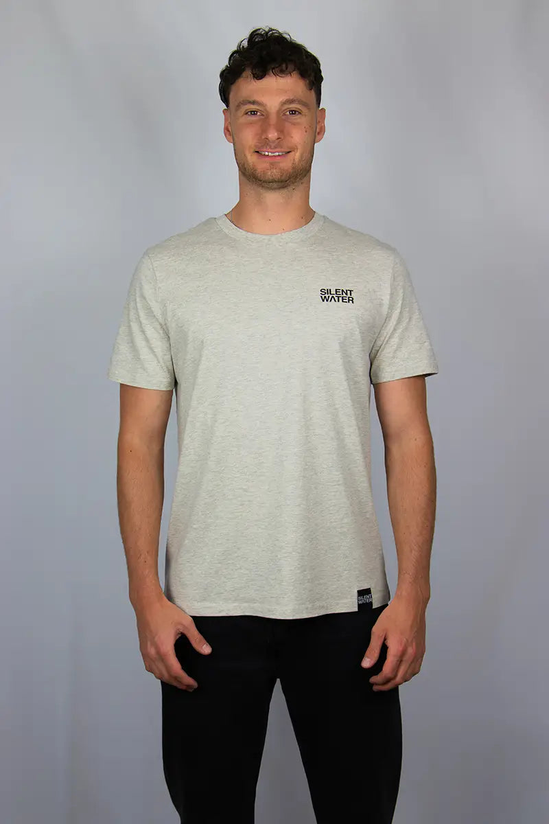 Mann mit Beige T-Shirt und Silent Water Logo