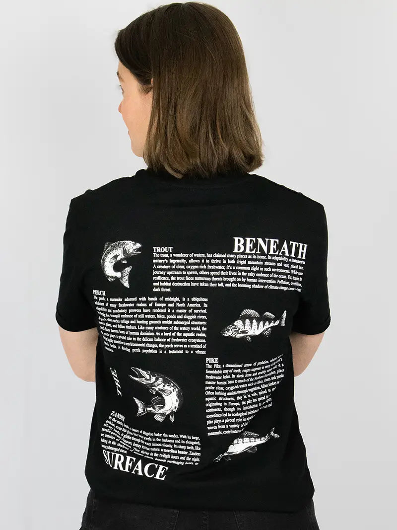 Frau mit schwarzem T-Shirt und Fisch Design von hinten
