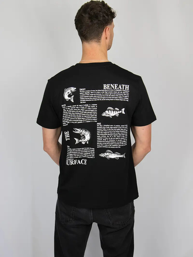 Mann mit T-Shirt schwarz und Fisch Design von hinten