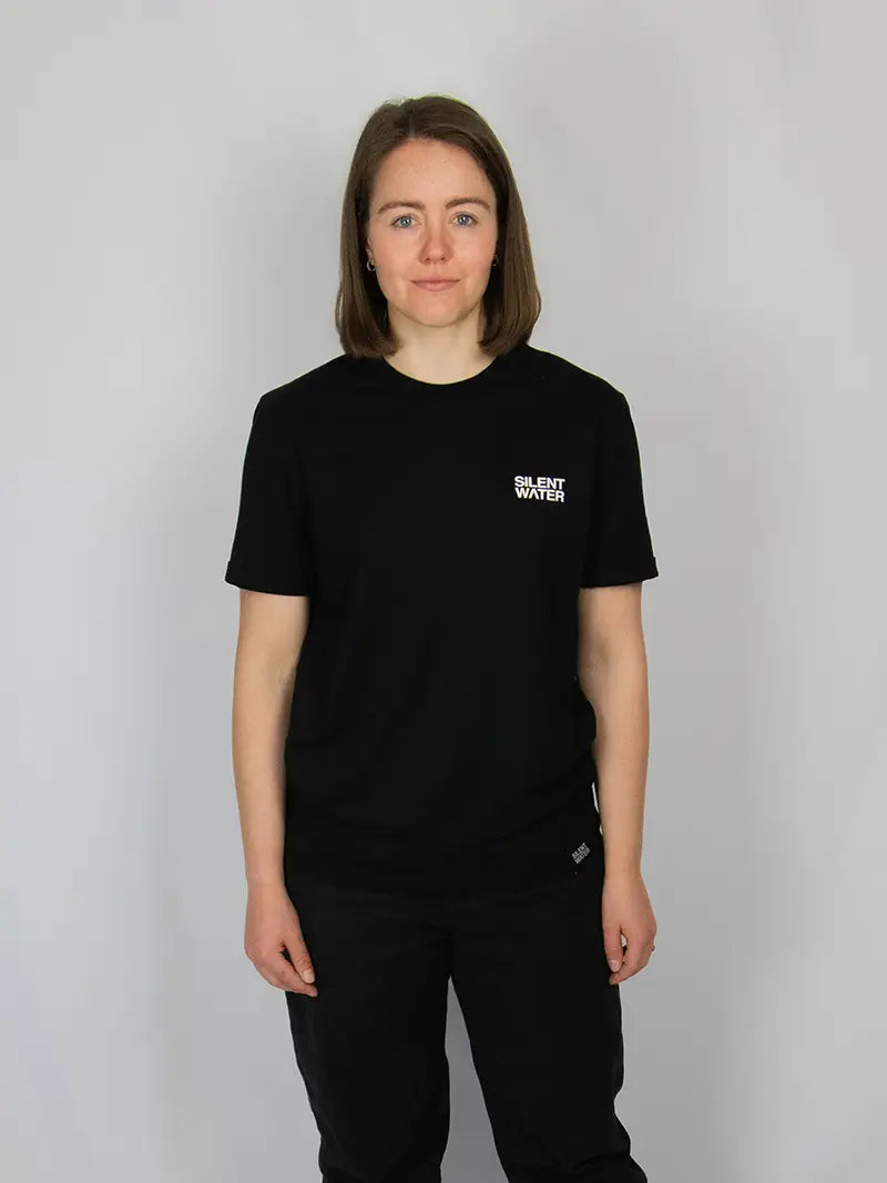 Frau mit schwarzem T-Shirt und Logo Silent Water
