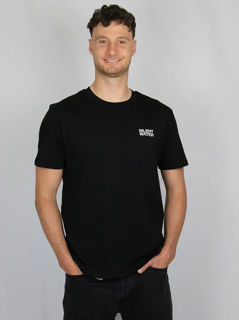 Mann mit schwarzem T-Shirt mit Logo Silent Water