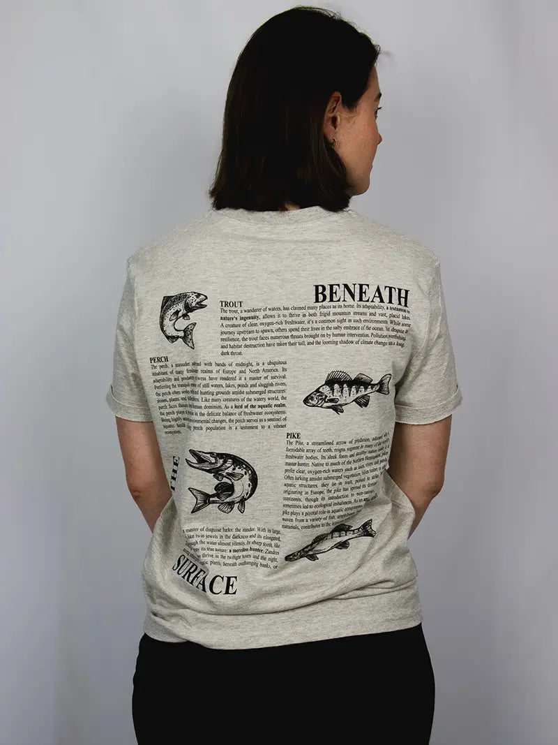 Frau mit T-Shirt in Beige mit Fisch Design