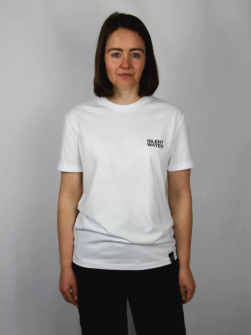 Frau mit weißem T-Shirt