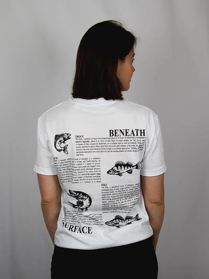 Frau mit weißem T-Shirt mit Fischmotiv