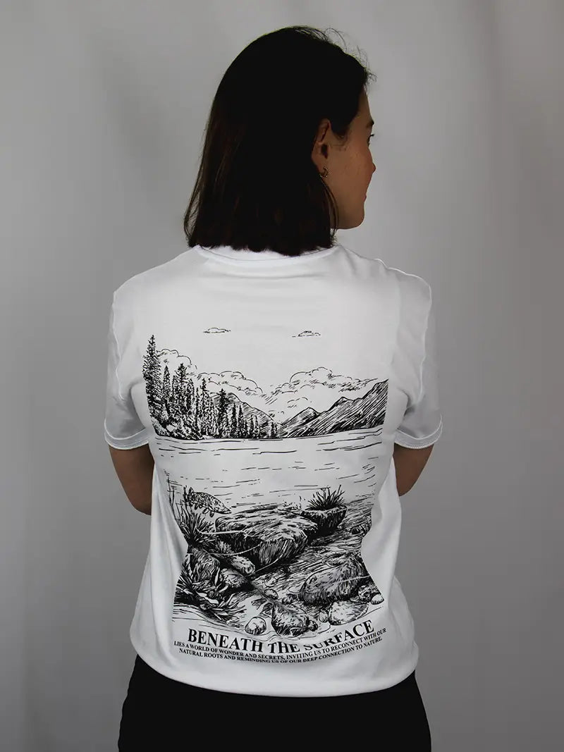 Frau mit weißem T-Shirt von hinten und Fisch Design