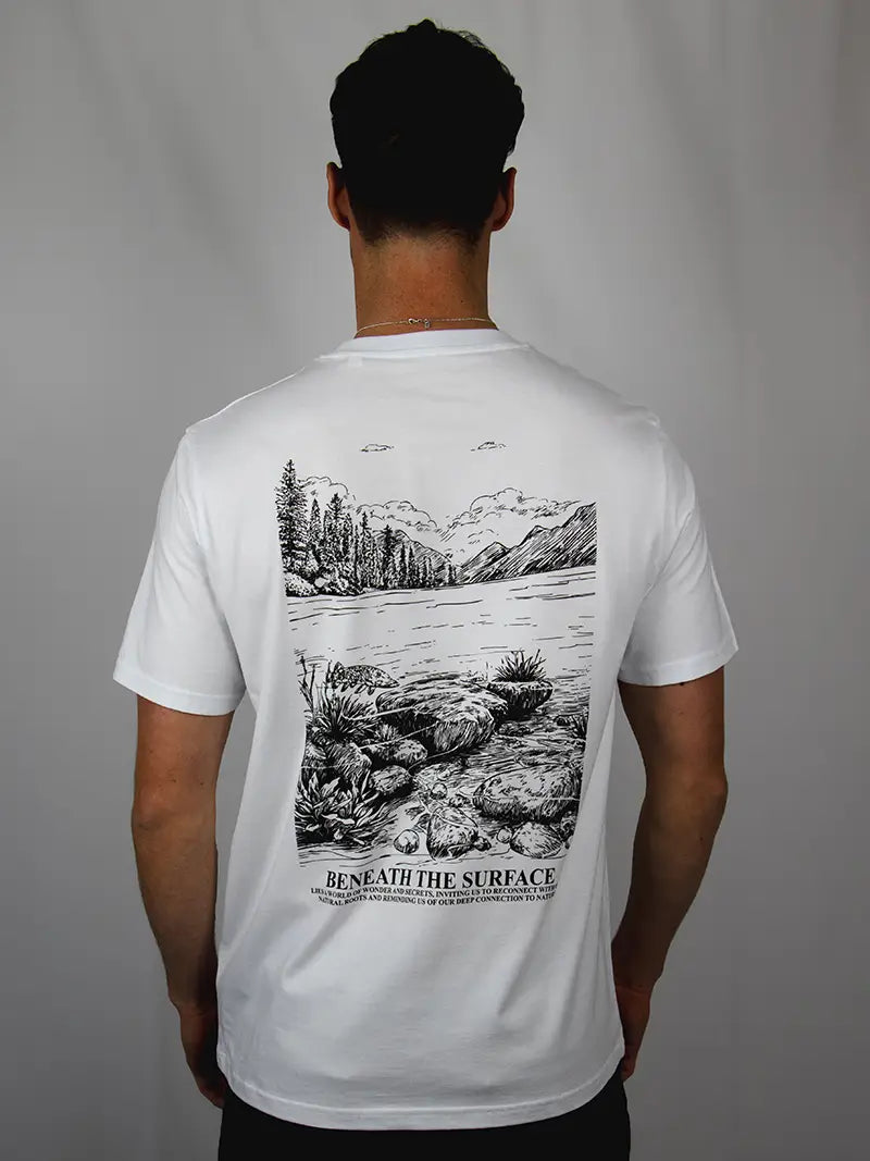 Mann mit weißem T-Shirt und Fisch Design hinten