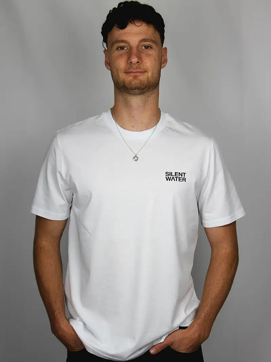 Mann mit weißem T-Shirt und Silent Water Logo