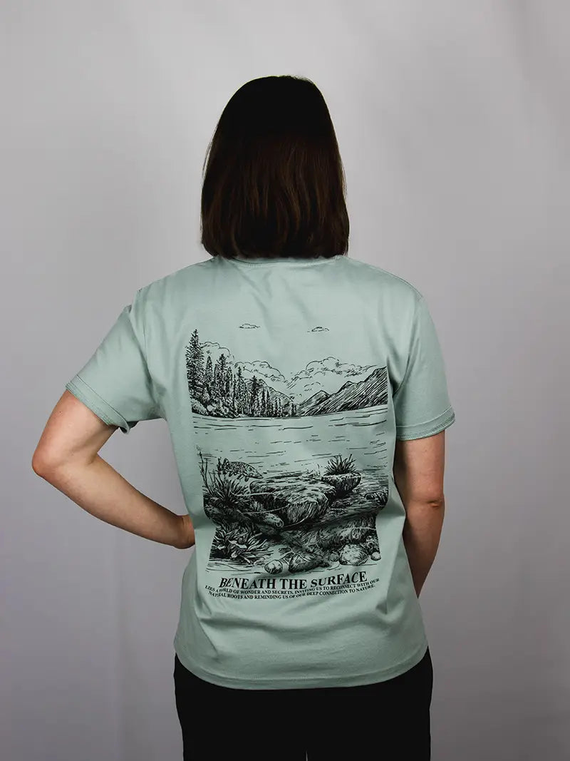 Frau mit grünem T-Shirt und Fisch Design