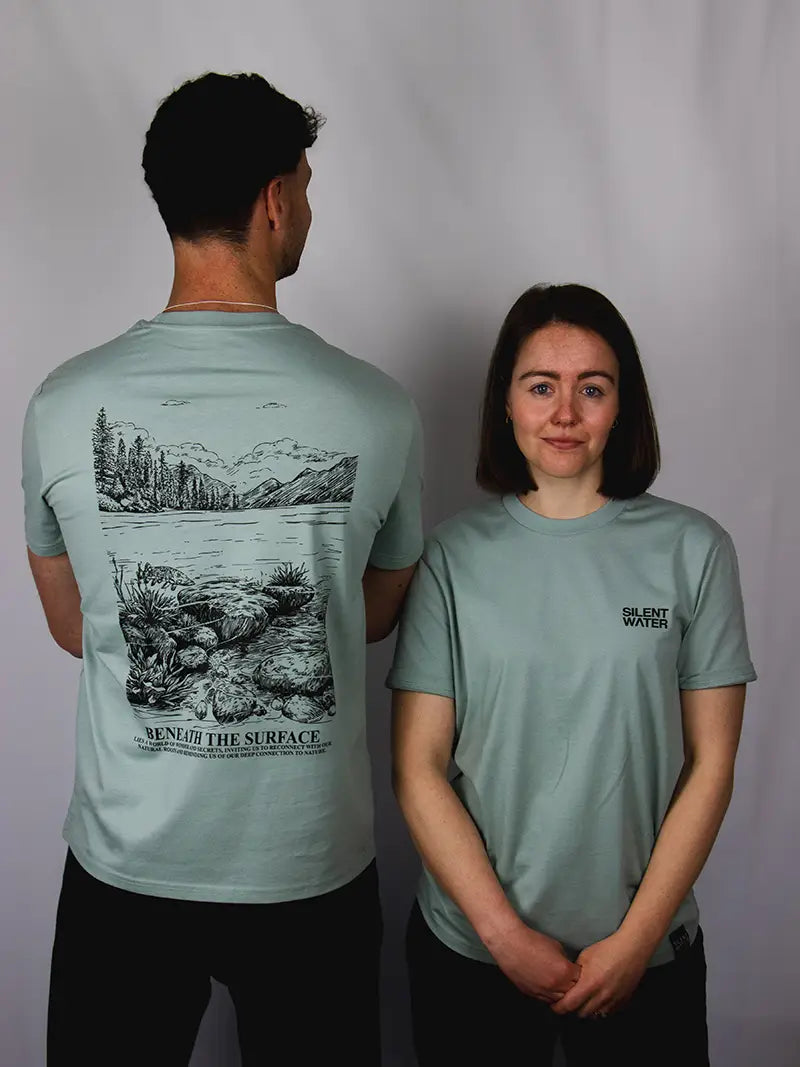 Mann und Frau mit grünem T-Shirt und Silent Water Logo