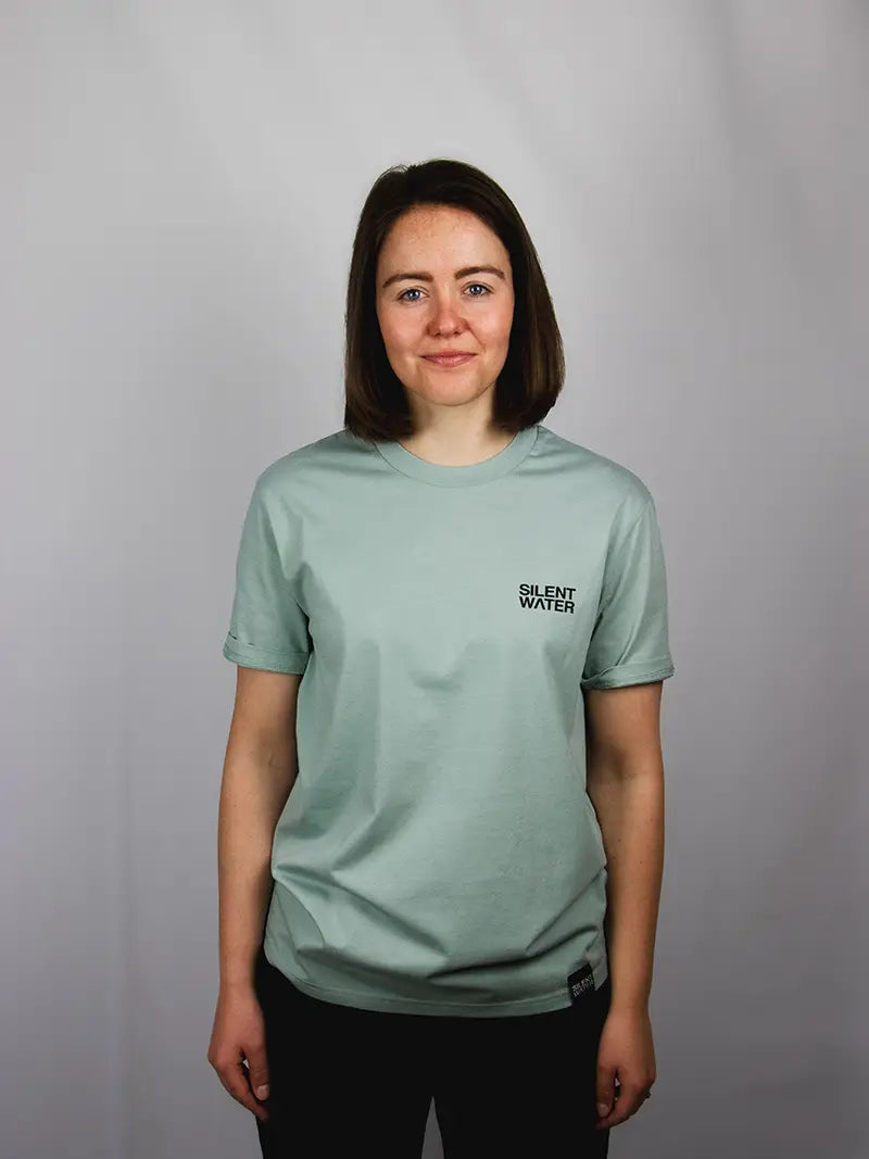 Frau mit grünem T-Shirt und Silent Water Logo