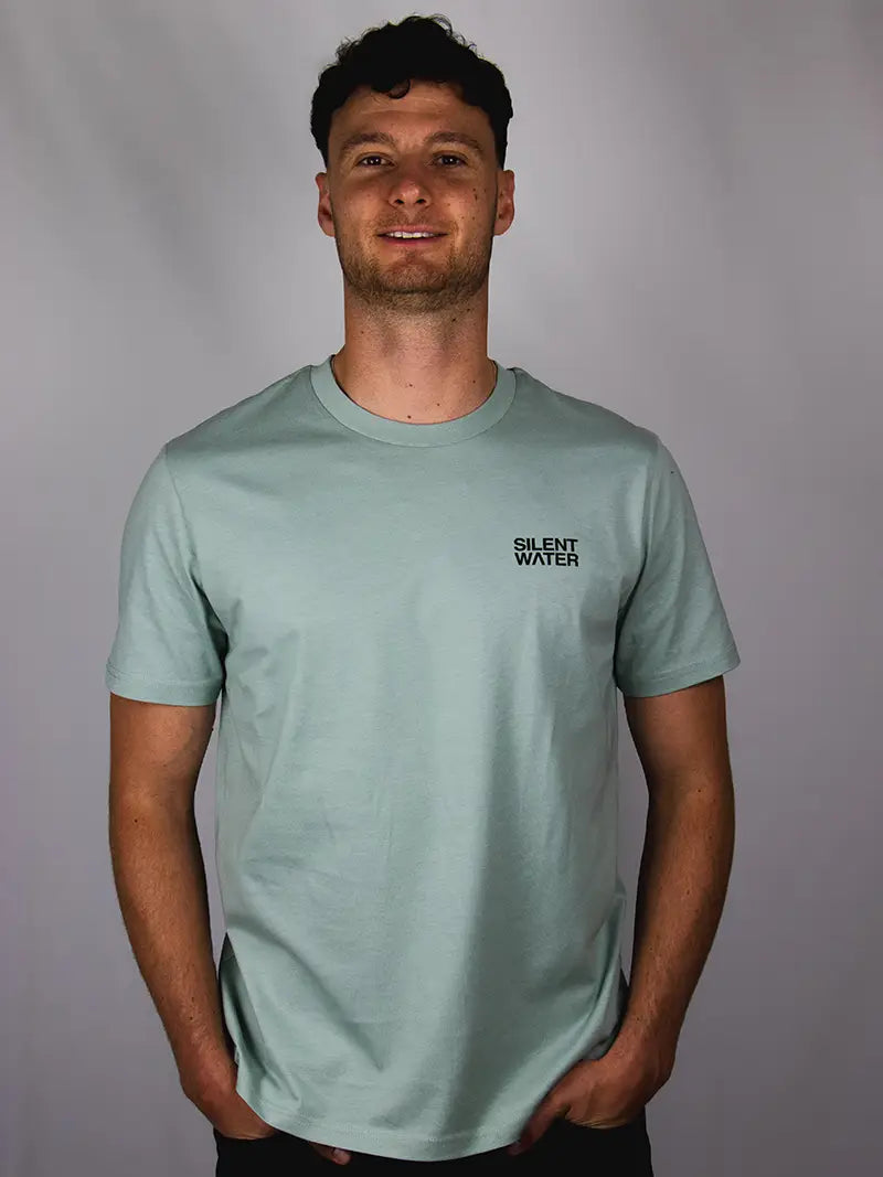 Mann mit grünem T-Shirt und Silent Water Logo