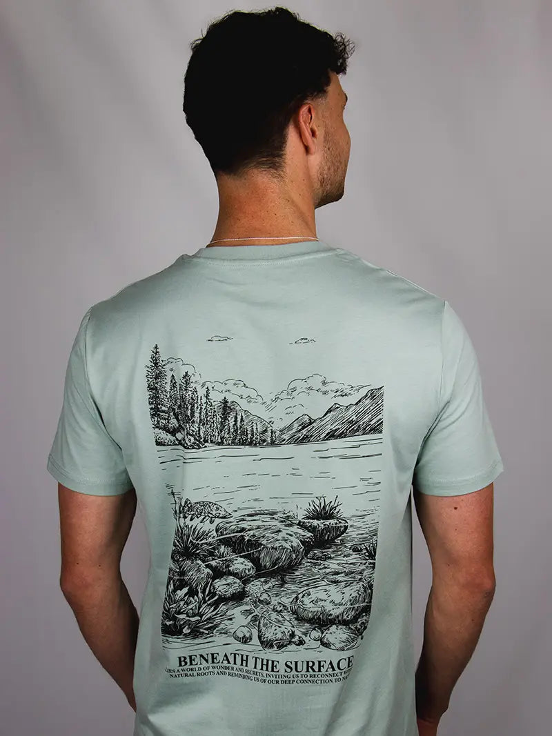 Mann mit grünem T-Shirt und Fisch Design