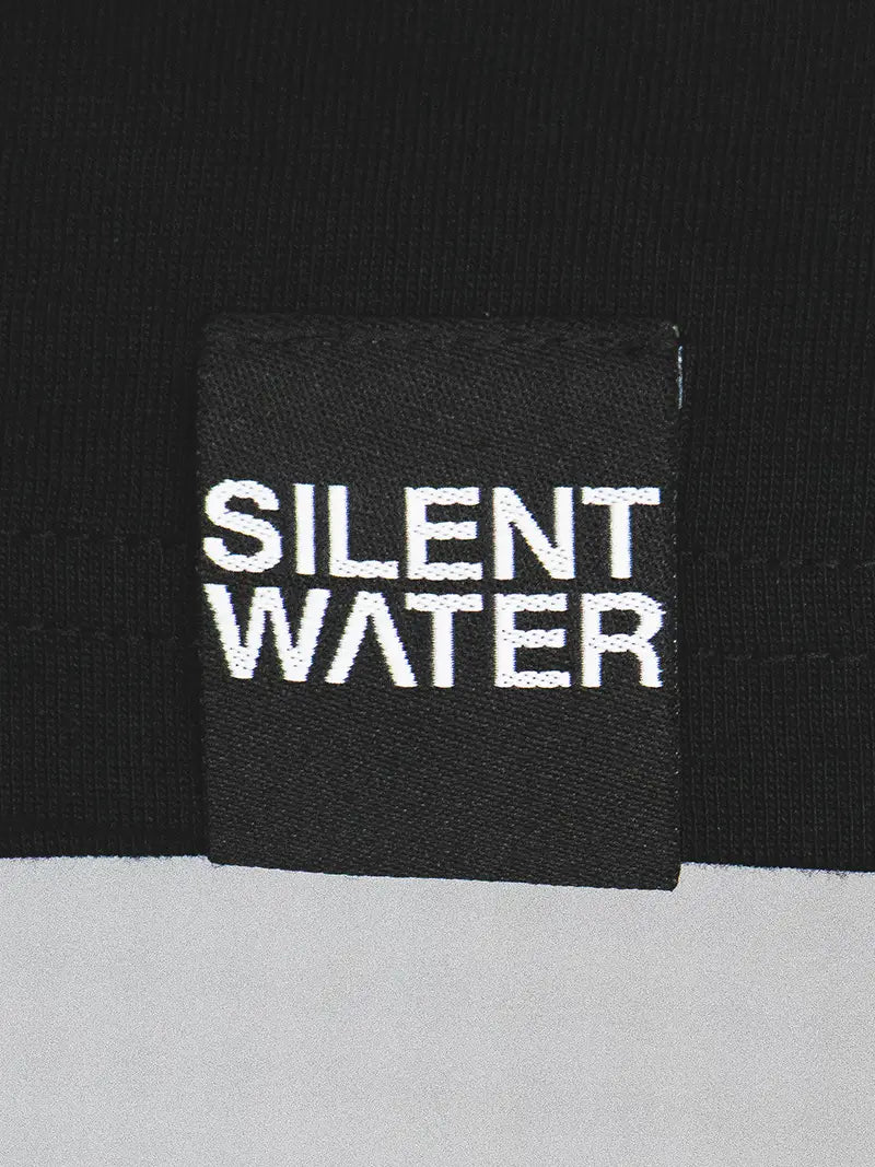 schwarzer Badge auf schwarzem T-Shirt