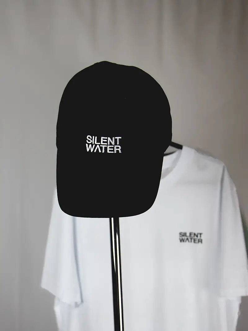 Cap und T-Shirt auf Kleiderstange