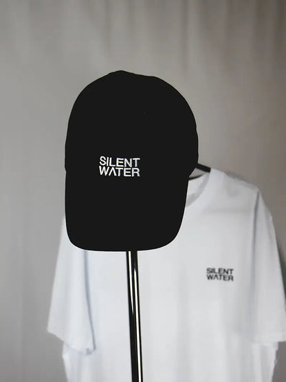 Cap und T-Shirt auf Kleiderstange