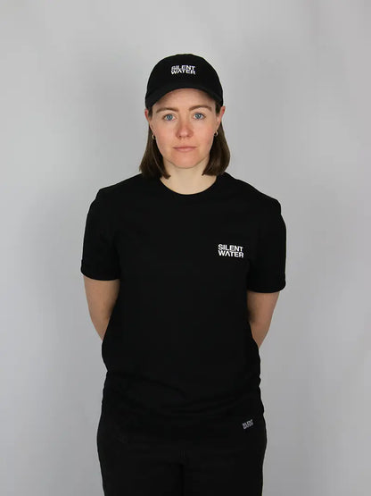 Frau mit schwarzer Cap und schwarzem Shirt