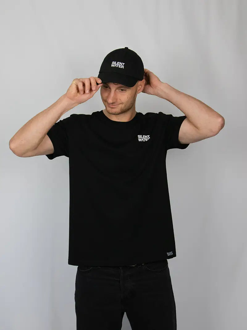 Mann mit schwarzer Cap und schwarzem Shirt