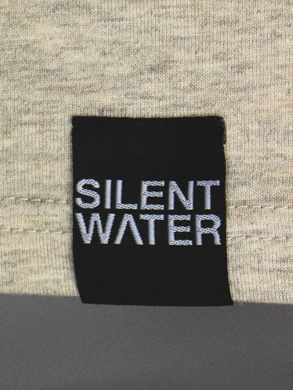 schwarzer Badge auf beigen T-Shirt