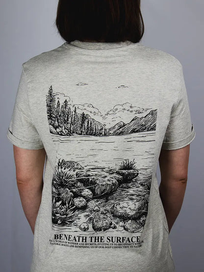 Frau mit beigen T-Shirt und Hecht Design