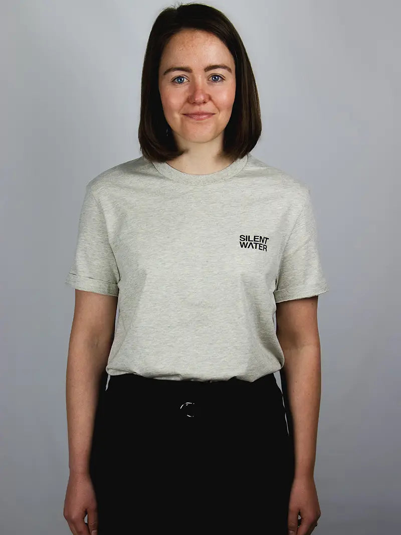 Frau mit beigen T-Shirt und Silent Water Logo