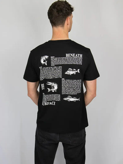 Mann mit T-Shirt schwarz und Fisch Design von hinten