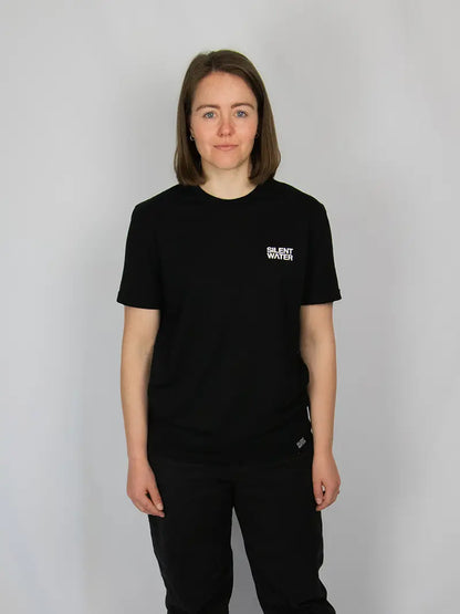 Frau mit schwarzem T-Shirt und Logo Silent Water