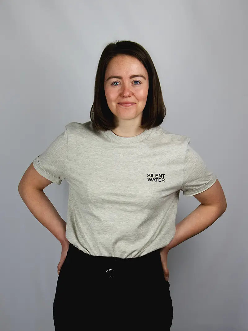 Frau mit T-Shirt in Beige mit Logo