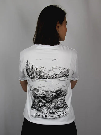 Frau mit weißem T-Shirt von hinten und Fisch Design