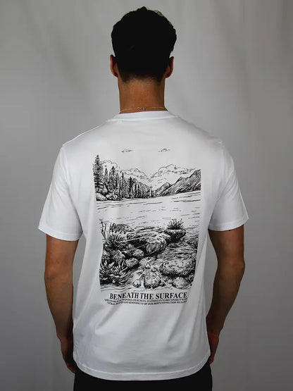 Mann mit weißem T-Shirt und Fisch Design hinten