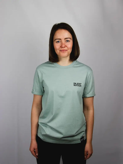 Frau mit grünem T-Shirt und Silent Water Logo