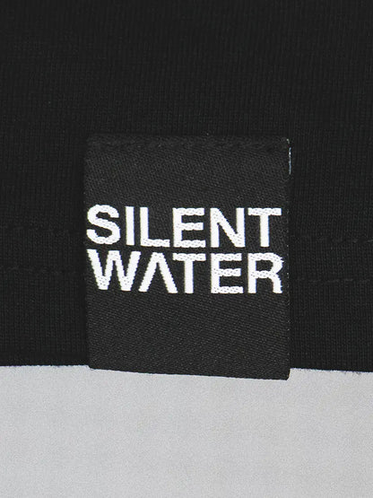 schwarzer Badge auf schwarzem T-Shirt 